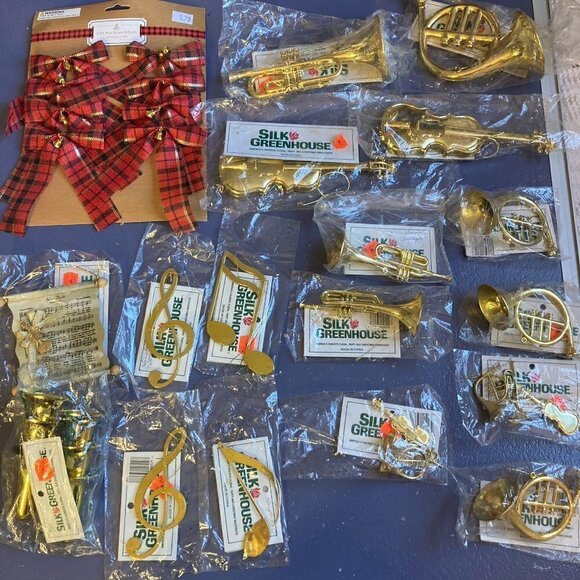 18 Crafters Musical  Christmas Pieces, NWT - Picture 1 of 7